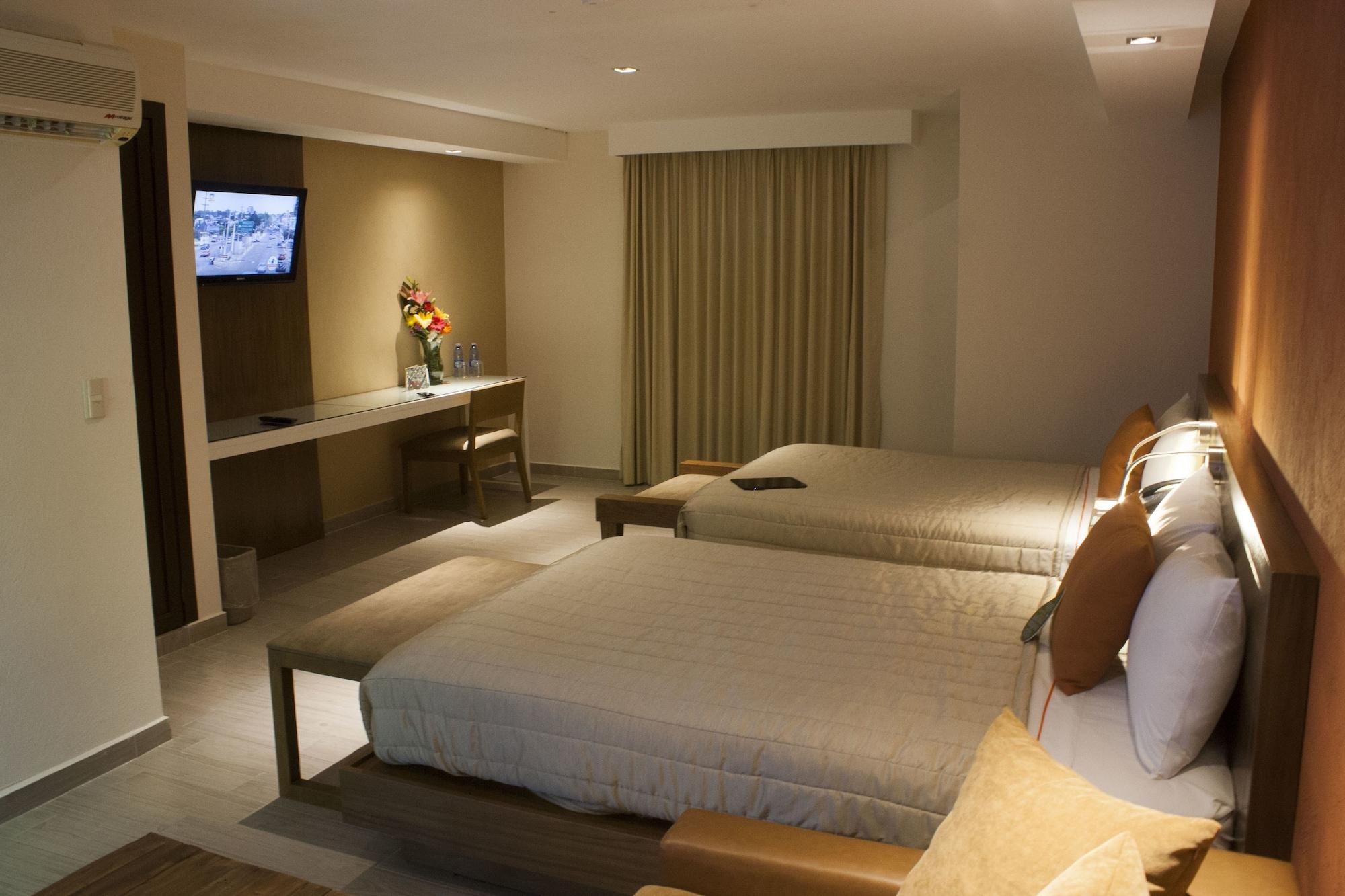 Hotel Puerta Del Sol Guadalajara Zapopan Esterno foto